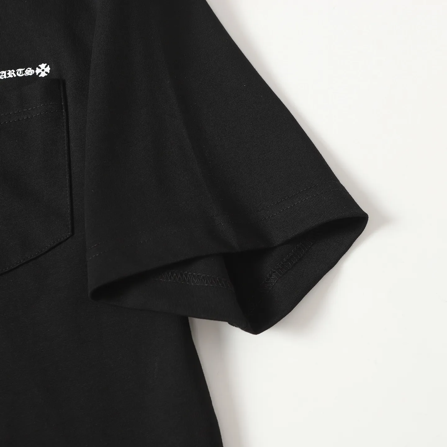 🅿️170 CHROME HEARTS/Chrome Heart CH starry cross printed short-sleeved T-shirt The fabric is made of 280g heavy combed cotton, customized with 32 count 1*1 threads. The ready-made garments are washed twice. The fabric is comfortable and skin-friendly without any strange feeling. Custom-dyed fabrics with high textile density, good drape and not easy to deform. The thick texture and compact spinning process will not affect the breathability of the fabric. The color saturation is very high. Imported digital direct-injection printing technology. A versatile and good-looking short sleeve. The loose fit covers the flesh and looks slim. Color: black, white Size: XS-L
